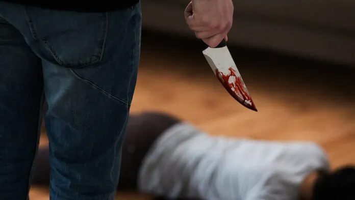 В Баткене мужчина убил жену и покончил с собой Пятеро детей остались сиротами По предварительным данным следствия инцидент произошел в ночь на 26 апреля пока дети супругов спали К А нанес жене несколько ножевых ранений кухонным ножом От полученных травм женщина скончалась на месте После мужчина вышел во двор и повесился на дереве С места происшествия в качестве вещественных доказательств изъяли кухонный нож и веревку Возбуждено уголовное дело назначены судебно медицинские экспертизы Местные СМИ пишут что у супругов остались пятеро детей из них трое школьного возраста С обеих сторон у них нет бабушек и дедушек 24KG Новости Кыргызстана