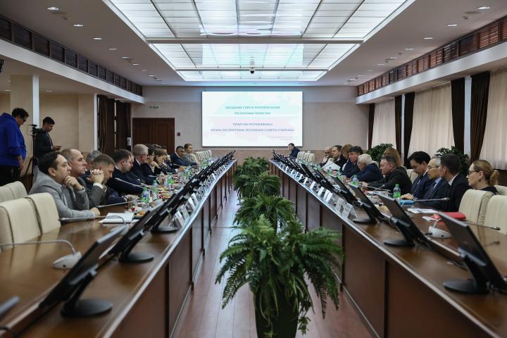 Говорили о семейных ценностях Очередное заседание Совета ректоров РТ прошло на базе Казанского федерального университета Вместе с коллегами под председательством ректора КФУ Ленара Сафина обсудили реализации семейной политики в университетах в том числе возможные меры поддержки молодых родителей среди сотрудников вуза и студентов Отмечу что в Набережночелнинском государственном педагогическом университете насчитывается более 100 молодых студенческих семей И с ними на постоянной основе осуществляется взаимодействие в том числе в части оказания своевременной помощи Также в рамках повестки были обсуждены вопросы антикоррупционного образования и работы с иностранными студентами В частности рассмотрели аспекты социальной и культурной адаптации иностранцев а также контроль за соблюдением ими законодательства РФ НабережночелнинскийПедУниверситет ЛюбимыйПедагогический МинобрнаукиРТ МинпросвещенияРФ ЕдРо ЕдинаяРоссия ЕРТатарстан СоветРекторовРТ