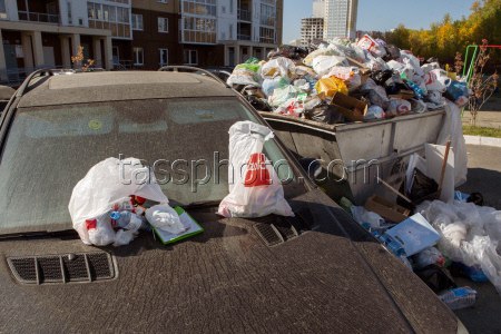 Теперь и на таких умников  на фото  найдется управа — в Петербурге во втором чтении утвердили штрафы за оставление машин на эксплуатационной маркировке.   Так называется планировочное устройство на внутриквартальной территории: например, «зебры», зоны контейнерных площадок, отметки о пожарных гидрантах.   После принятия закона за нарушение запрета — штраф от трех тысяч до пяти тысяч рублей, для должностных лиц — от пяти тысяч до сорока тысяч рублей, для юридических лиц — от ста пятидесяти тысяч до пятисот тысяч рублей.  Источник: Заксобрание Петербурга//Фонтанка.ру   Наиль Фаттахов/ТАСС