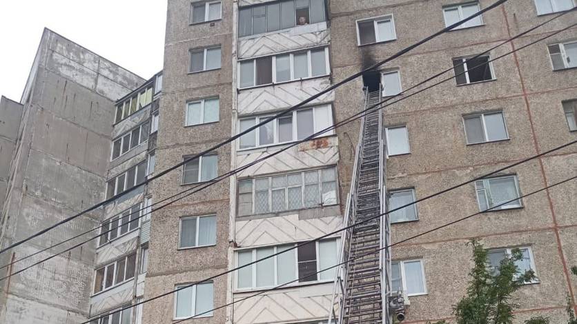 На улице Бурова в Орле в пожаре погиб человек Огонь охватил квартиру на седьмом этаже. Спасатели вынесли из горящего помещения 43-летнего мужчину и передали его медикам. Почти час специалисты пытались реанимировать пострадавшего, но, к сожалению, он скончался. Подробности здесь Вести-Орел. Подписаться