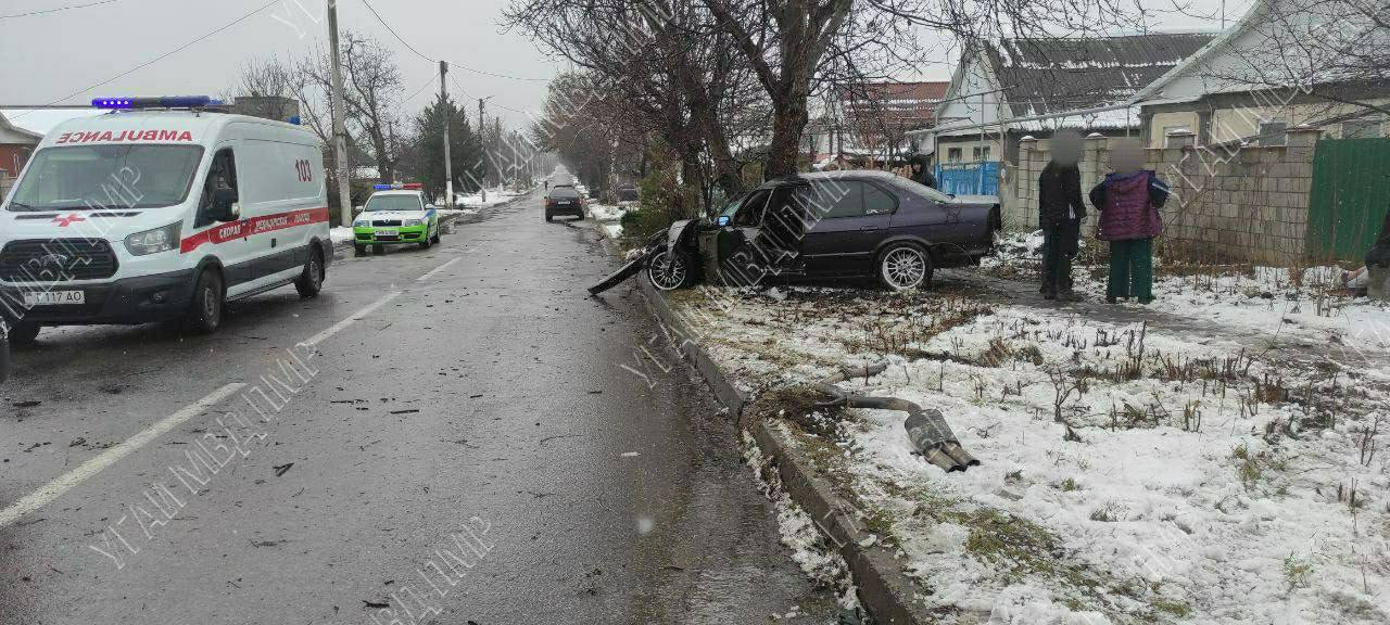 ДТП в Тирасполе: водитель в реанимации  Авария произошла 2 марта примерно в 14:30 на нерегулируемом перекрёстке улиц Старого и Строителей.   За рулём «БМВ» был 24-летний водитель. Мужчина в какой-то момент не справился с управлением, совершил наезд на бордюрный камень. Затем машина выехала за пределы проезжей части и врезалась в дерево.   Несмотря на удар, автомобиль продолжил движение, машину развернуло. Двигатель и коробка передач сорвались с креплений, а сама иномарка совершила очередной наезд на дерево.   В результате аварии водитель «БМВ» получил телесные повреждения, его госпитализировали в реанимационное отделение РКБ. Пострадал и пассажир 23 лет, который сидел на переднем сиденье. После осмотра врачи направили мужчину на амбулаторное лечение.   По факту ДТП проводится разбирательство.     Пресс-центр МВД ПМР