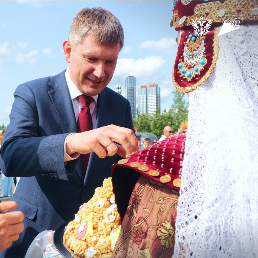 Туризм меняет страну: как на форуме «Путешествуй!» прошла пленарная сессия Модераторами выступили вице-премьер Дмитрий Чернышенко и министр Максим Решетников. Обсудили, как туризм меняет регионы. Главное: По нацпроекту создаются модульные средства размещения — кемпинги и глэмпинги. Уже ввели 13 тыс. номеров. Правительство продлило срок действия этой меры поддержки, завершился новый отбор проектов на ближайшие три года. Минэкономразвития подвело итоги: предварительно 11 тыс. номеров в модульных отелях появятся в 55 регионах страны. Дмитрий Чернышенко отметил, что по нацпроекту скоро в стране появится 17 новых горнолыжных курортов от Ленобласти до Сахалина, по льготным кредитам возводят 367 гостиниц. Максим Решетников рассказал о государственной поддержке регионов: им предоставляют единую субсидию — 27 млрд рублей запланировано на ближайшие 3 года. Деньги можно направить на турмаршруты, навигацию, инфоцентры. Главное — раскрыть местный колорит. Потенциал роста рынка внутреннего туризма большой, «туристов хватит на всех». Но на первый план в конкуренции выходит умение грамотно, нестандартно подать свои местные особенности, колорит, фишки, — подчеркнул министр. В конце сессии представители малого бизнеса поделились историями успеха, Дмитрий Чернышенко и Максим Решетников впервые вручили нагрудные знаки Минэкономразвития «За вклад в развитие туризма».