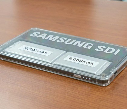 Samsung отказалась от работы над кремний углеродной батареей емкостью 20 000 мА ч Wccftech Компания столкнулась с некоторыми техническими проблемами и переключила фокус на менее емкие решения Южнокорейский технологический гигант Samsung столкнулся с серьезной неудачей в гонке за технологиями аккумуляторов По имеющейся информации подразделение SDI было вынуждено свернуть разработку двухэлементной кремний углеродной Si C батареи емкостью 20 000 мА ч