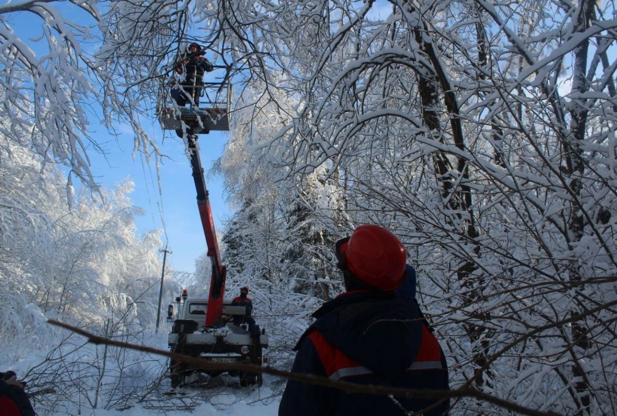 В Калугаэнерго введен особый режим работы из за непогоды   kaluganews ru fn 1782672 html В связи с ухудшением погодных условий энергетики филиала Россети Центр и Приволжье Калугаэнерго переведены в особый режим работы и осуществляют усиленный контроль за электроснабжением потребителей региона   Прислать новость Подписаться