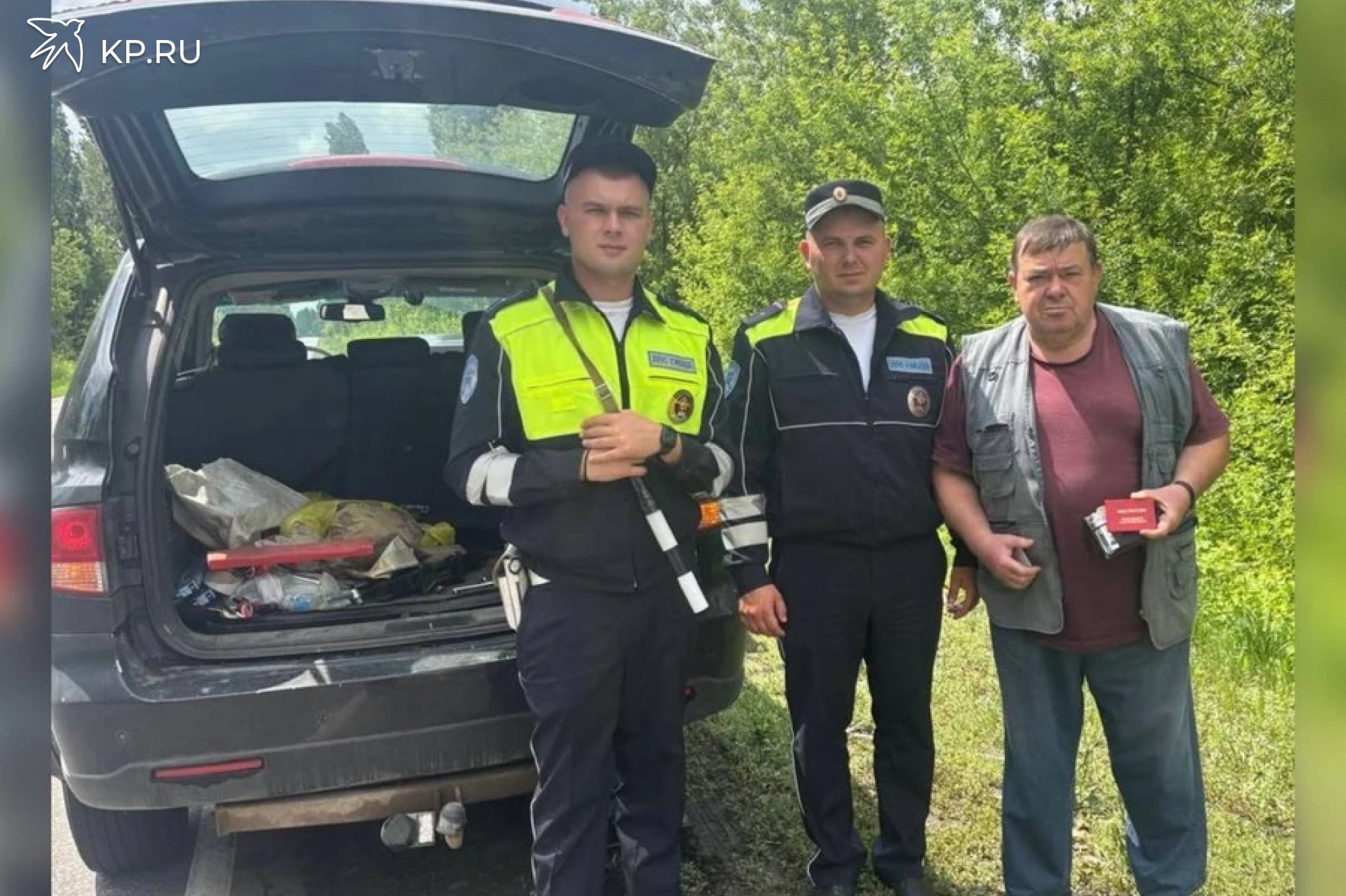 Воронежские ГАИшники помогли попавшему в беду водителю Накануне, 24 июня, сотрудники ГАИ Кирилл Бутырин, Сергей Гудков и Никита Тарлыков на 31 километре автодороги «М-4 «Дон» - Малая Приваловка - граница Липецкой области» в Верхнехавском районе заметили припаркованную на обочине машину. Об этом информирует пресс-служба ГУ МВД России по Воронежской области. 66-летний мужчина сообщил, что ехал в направлении Воронежа, и в какой-то момент проколол левое заднее колесо. Автоинспекторы оперативно провели диагностику повреждения и помогли поставить запаску. Водитель поблагодарил полицейских за неравнодушное отношение и продолжил путь.