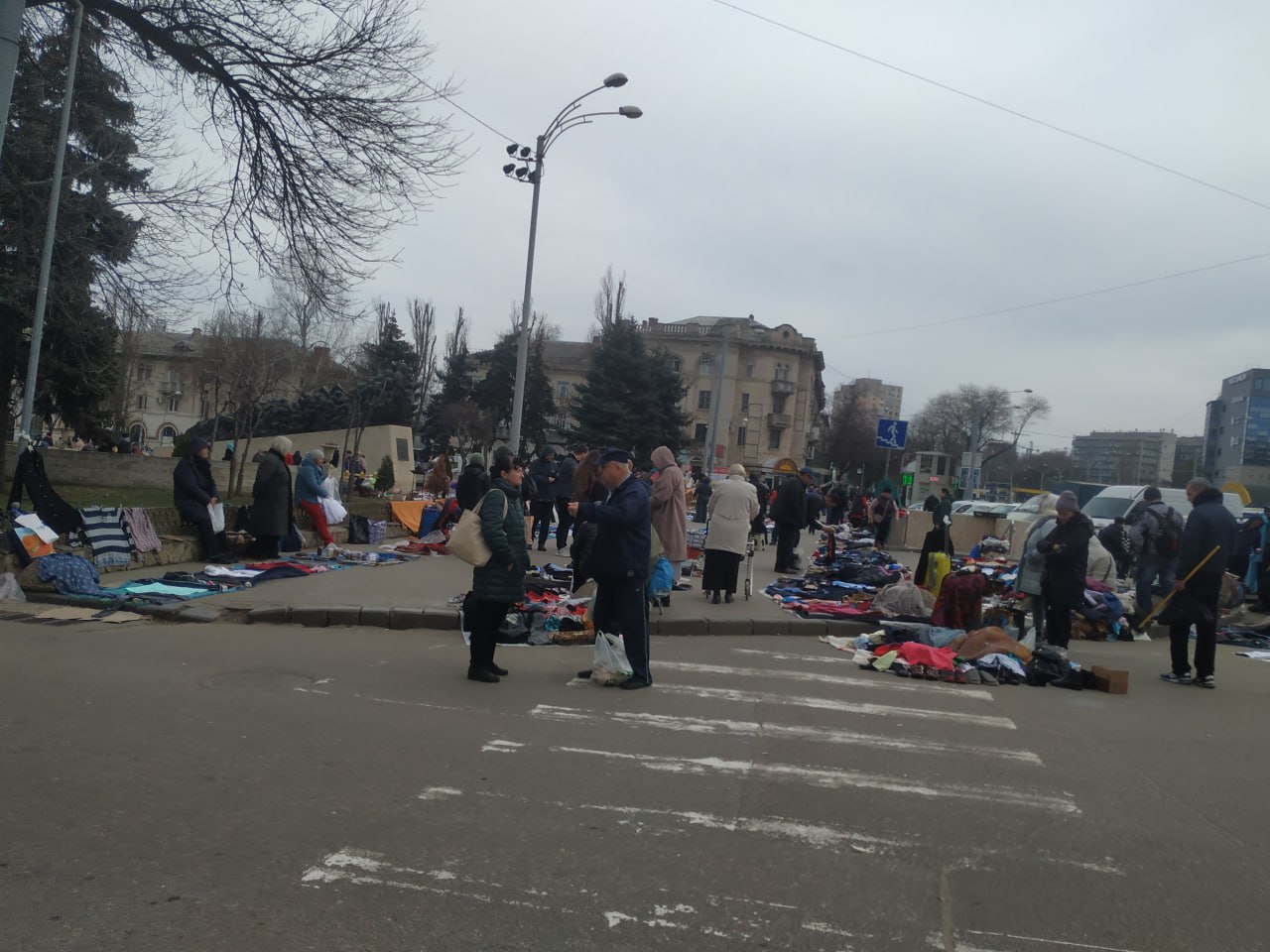 Тут мэрия предупредила, что бульвар Гагарина будет сегодня полностью перекрыт на 5 минут в районе ж/д вокзала. Сообщают, что из-за съемок фильма молдо-румынского. Интересно, блошиный рынок разогнали ради искусства? Перекрыть должны были с 6:30 до 14:30, как раз в то время, когда люди торгуют. А пробки там всегда... не привыкать. Кто-то уже видел, что там происходит?