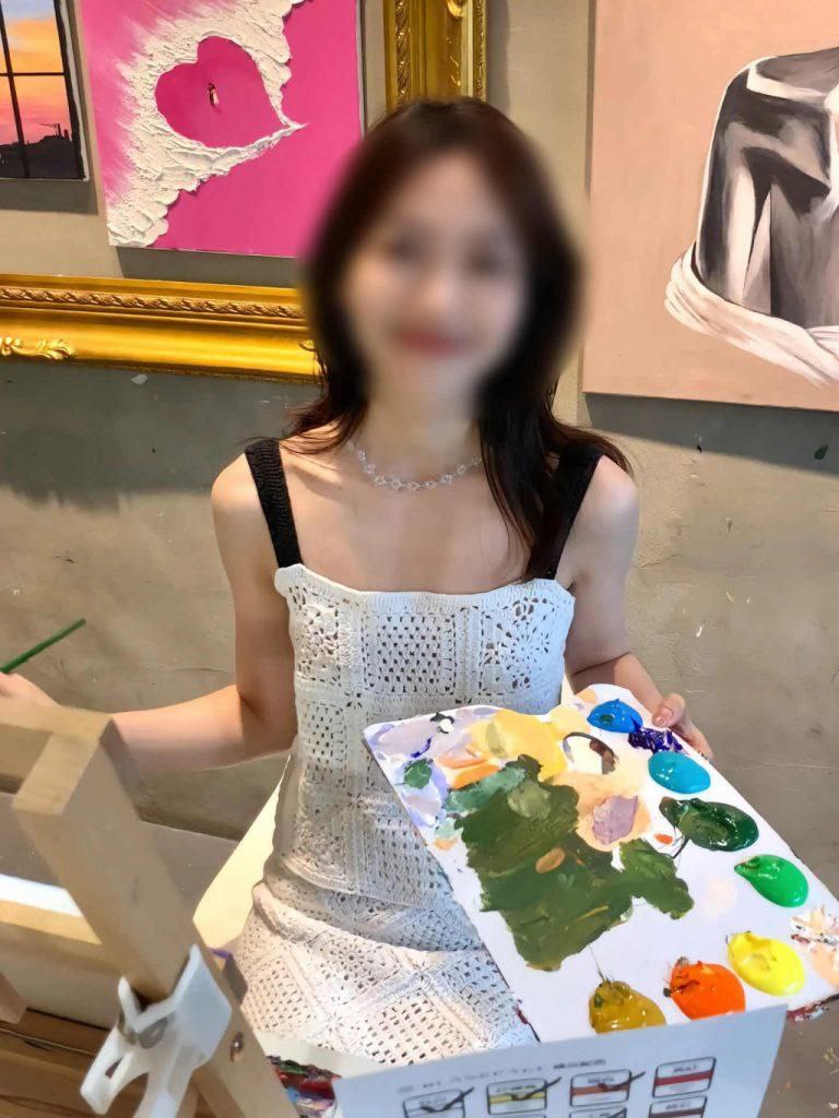 Китаец потратил около 2 млн рублей на свою онлайн подружку которая оказалась ИИ скамом Мужчина поверил в любовь с идеальной девушкой но выяснилось что это была продуманная схема мошенников которые с помощью ИИ создавали её фото и видео Он переводил деньги возлюбленной на бизнес и лечение родственника так ни разу её не увидев Полиция раскрыла целую банду из 10 человек занимающихся подобными ИИ аферами по всей стране изъяв сотни SIM карт телефоны сценарии обмана и списки жертв их могло быть до тысячи Революция ИИ итоги NewsEconomics