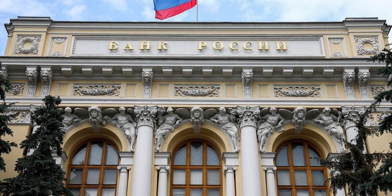Денежно кредитная политика ДКП Банка России во все ближайшие и последующие годы будет направлена на обеспечение низкой инфляции заявила глава ЦБ РФ Эльвира Набиуллина По ее мнению низкая инфляция обеспечит более предсказуемый курс валюты поэтому регулятор будет минимально вмешиваться в формирование курса национальной валюты Все текущие меры регулятора направлены на достижение цели по инфляции в 4 в 2026 году