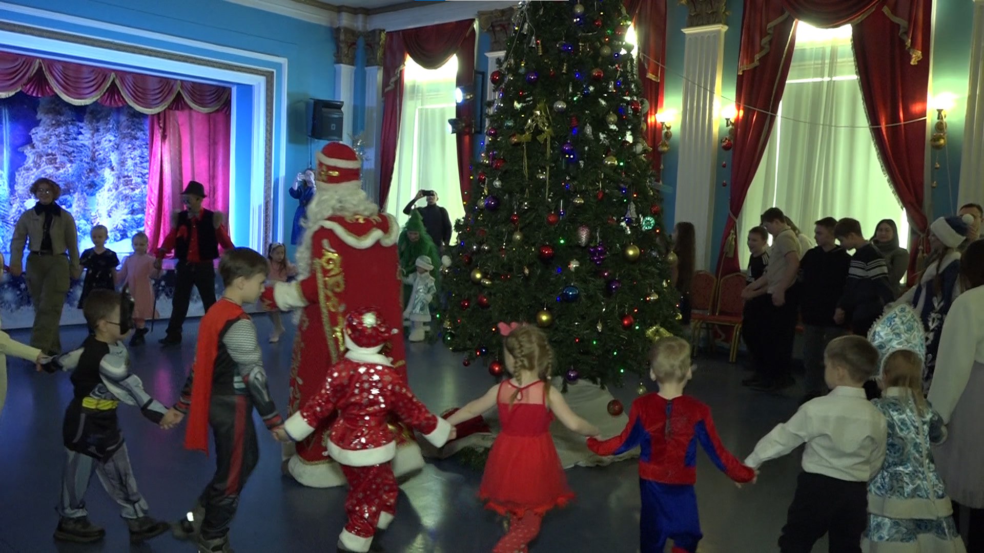 1  2  3  4   В Чите в Доме офицеров состоялось интерактивное представление КрутоЁлка Праздники продолжаются Для детей это время новогоднего чуда и веселых игр Для взрослых возможность отдохнуть от рабочей суеты и провести время со своими родными К этим событиям сегодня в Большом концертном зале Дома офицеров состоялось яркое интерактивное представление КрутоЁлка Актеры подготовили увлекательное шоу для маленьких зрителей региона и их родных Подробности праздника расскажет Ирина Овчинникова