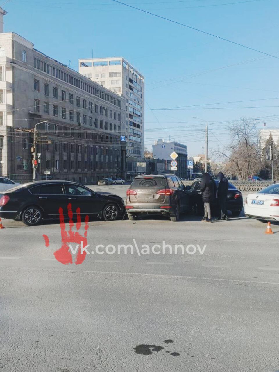 Люди целы, разбиты только машины!   В ГИБДД рассказали про аварию на площади Революции в Челябинске.  ‼ Сегодня днём недалеко от дома на проспекте Ленина столкнулись три автомобиля: Хавал А6, Ниссан Тиана и Тойота Камри. Водители — женщина 1993 года и мужчины 1983 и 1973 годов рождения. К счастью, никто не пострадал, но машины получили повреждения.   Госавтоинспекция призывает всех водителей соблюдать правила дорожного движения, не превышать скорость, держать дистанцию и быть внимательными, не отвлекаясь на гаджеты.  Ранее:    Ставь лайк и подписывайтесь на Агентство чрезвычайных новостей Челябинск