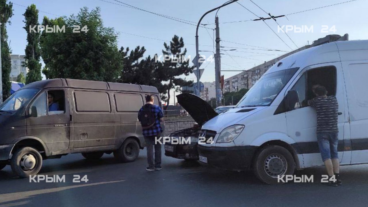 На Бородинском кольце в Симферополе столкнулись легковушка и микроавтобус  Подробности аварии уточняются.  Крым 24