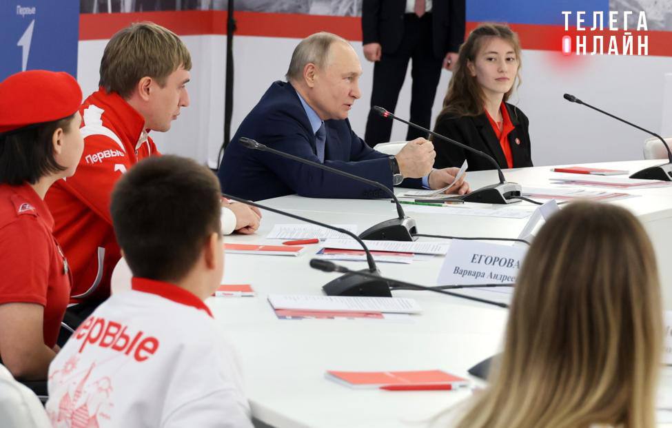 Взрослые планы для детей Владимир Путин утвердил перечень поручений по итогам заседания наблюдательного совета «Движения первых»: В следующем году пройдет всероссийский чемпионат пилотирования дронов для детей. Во всех государственных и муниципальных общеобразовательных учреждениях появится должность советника директора по воспитанию и взаимодействию с детскими общественными объединениями. В Красноярске реализуют проект «Площадь первых», в рамках которого построят ряд объектов инфраструктуры, а также обустроят набережную реки Енисей. Общество «Знание» продолжит проводить конкурсы и мероприятия в поддержку инициатив родительских сообществ. — если хотел бы, чтобы в твоем детстве столько внимания уделялось школоте.