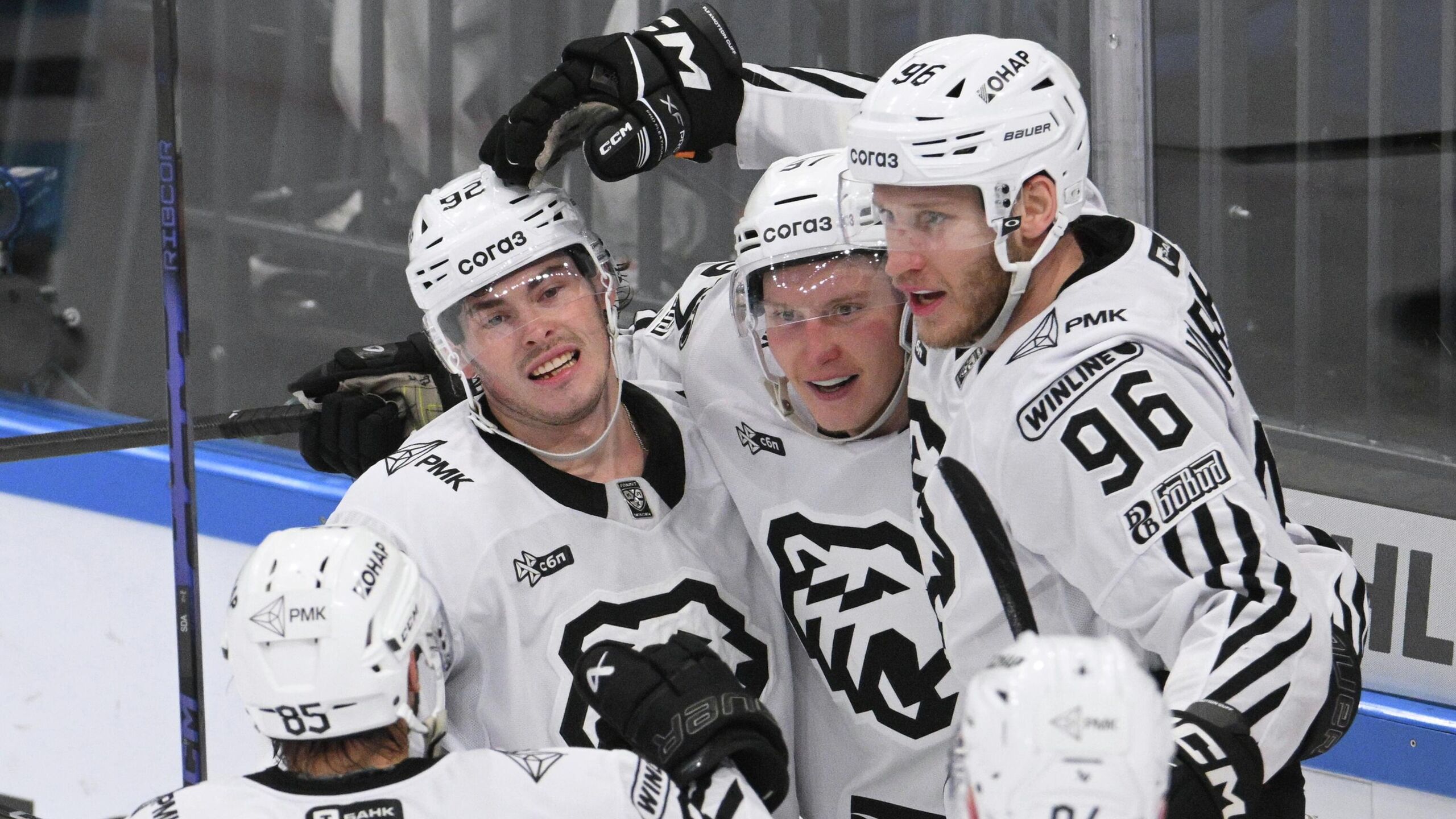 Челябинский Трактор на выезде обыграл астанинский Барыс в матче регулярного чемпионата Континентальной хоккейной лиги КХЛ Встреча прошла во вторник в Астане и завершилась победой гостей со счетом 2 0 2 0 0 0 0 0 Шайбы забросили Михаил Горюнов Рольгизер 8 я минута и Логан Дэй 20 Голкипер Трактора Сергей Мыльников отразил все 30 бросков по воротам Он провел свой первый сухой матч в текущем сезоне и пятый за карьеру в КХЛ Трактор прервал серию из пяти поражений подряд и одержал свою первую победу зимой Челябинская команда не обыгрывала соперника с 28 ноября когда дома разгромила Сочи 6 1 Клуб одержал первую победу под руководством Евгения Корешкова который был назначен на пост главного тренера Трактора 16 декабря Трактор 37 очков занимает шестое место в турнирной таблице Восточной конференции Барыс 34 располагается на восьмой позиции