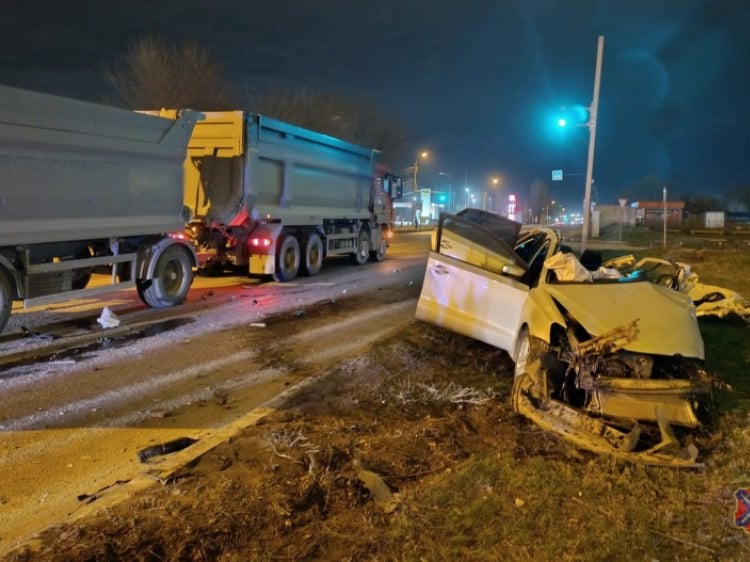 В Волжском тяжелый грузовик разворотил легковушку  Серьезная авария произошла накануне, 21 марта, около полуночи на индустриальной улице Пушкина.  Как сообщили Волжский.ру в пресс-службе ГУ МВД по региону, напротив предприятия по улице Пушкина, 45в столкнулись автомобиль «Volkswagen Polo» и самосвал «Howo». В результате сильного удара легковушку вынесло с проезжей части. В аварии пострадала водитель седана. Судя по фото, спасателям пришлось разрезать кузов, чтобы извлечь пострадавшую.   Подробнее на Волжский.ру: