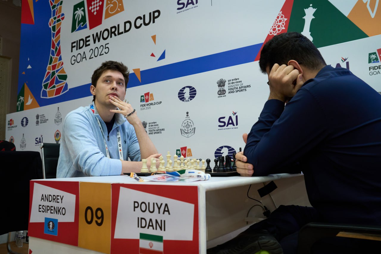 Андрей Есипенко вышел в 1 16 финала Кубка мира Он обыграл Пуйю Идани на тай брейке третьего раунда со счётом 2 5 1 5 Следующий соперник Андрея Винсент Каймер Ph FIDE chessgames