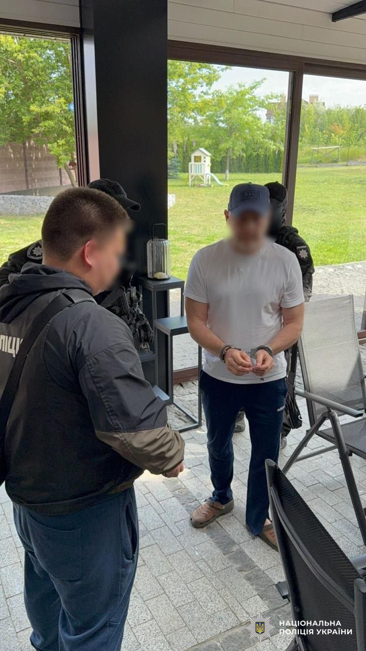 В Харькове задержан бывший заместитель мэра, которого подозревают в хищении 5,4 миллиона гривен, выделенных на фортификационные работы, сообщили в полиции. СМИ уточняют, что речь идёт об экс-депутате горсовета Андрее Руденко. По данным следствия, он вместе с подрядчиком и представителями трёх коммерческих компаний завышал стоимость поставляемого оборудования для строительства укреплений на 30%, что привело к значительным убыткам бюджету.