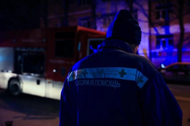Подросток в тяжёлом состоянии после драки в Петербургском апарт-отеле 15-летний парень из Перми приехал навестить друга, проходящего лечение в Петербурге, но вместо встречи оказался в больнице с черепно-мозговой травмой. Конфликт с малознакомым петербуржцем закончился ударом и падением на бетонный пол. Сейчас подросток в тяжёлом состоянии — врачи борются за его жизнь. Флэш Питер - подписаться