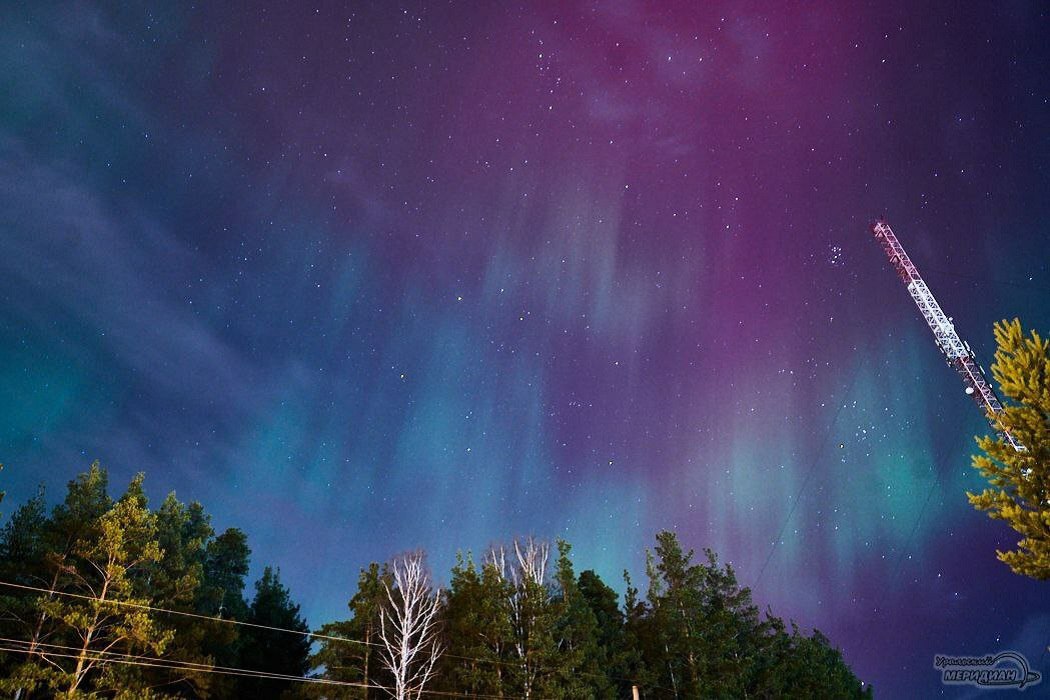 Полярные сияния спешат к городам солнце вышло из под контроля Над Россией появилась интенсивная зона полярных сияний из за корональной дыры на Солнце которая достигла Земли раньше прогноза Явление видно уже над Восточной Сибирью и в ближайшие часы сместится в центральные регионы Специалисты предупреждают о возможной магнитной буре вечером но яркие северные сияния можно будет наблюдать в Москве Казани и Нижнем Новгороде Полярные сияния бывают настолько мощными что во время сильных солнечных бурь их иногда можно увидеть даже в южных городах России где обычно небо остаётся тёмным и без огней Подписаться на Уральский меридиан