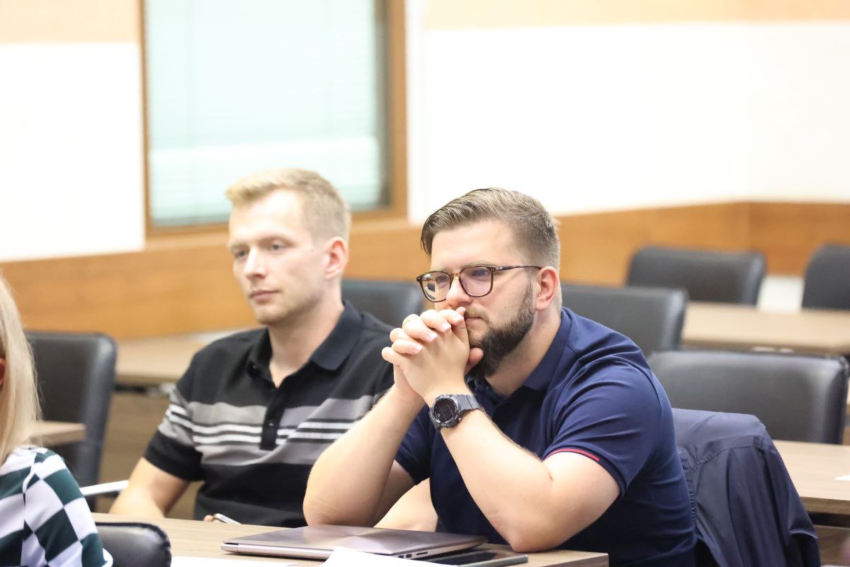 Мировой спорт: завершился модуль по управлению спортивными организациями 20 июня в Центре спортивной дипломатии МГИМО завершился восьмой модуль программы «Мировой спорт: правовое регулирование, позиционирование, коммуникации». Модуль был посвящен вопросам управления спортивными федерациями и спортивными организациями, а также ключевым аспектам спортивной дипломатии. Слушатели получили углубленные знания в области дипломатической переписки и протокола, изучили экономику спорта и коммерческую деятельность спортивных организаций, приняли участие в компьютерном практикуме, посвященном стратегическому планированию деятельности спортивной организации. Практическая часть модуля прошла в компьютерном классе, где участники спроектировали бизнес-планы по различным спортивным проектам — от строительства спортивного центра до организации спортивных турниров. Программа реализуется Центром спортивной дипломатии МГИМО по заказу Олимпийского комитета России при финансовой поддержке Фонда поддержки олимпийцев России.