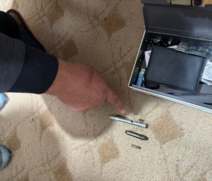 Полицейские Пригородного района Северной Осетии изъяли у жителя ст Архонской ручку пистолет и самодельные патроны Сотрудниками ОМВД России по Пригородному району РСО Алания в ходе реализации оперативной информации задержан 54 летний ранее судимый житель Архонского сельского поселения подозреваемый в незаконном хранении оружия и боеприпасов Правоохранители на основании постановления районного суда при проведении комплекса оперативных мероприятий обследовали жилое помещение принадлежащее фигуранту и обнаружили в спальной комнате металлический сейф книгу в котором согласно справке экспертов криминалистов райотдела полиции хранились стреляющее устройство ручка пистолет и патроны изготовленные самодельным способом пригодные для стрельбы Со слов правонарушителя найденное в сейфе оружие и боеприпасы остались от его покойного отца В настоящее время в отношении злоумышленника органами следствия и дознания ОМВД России по Пригородному району возбуждено уголовное дело