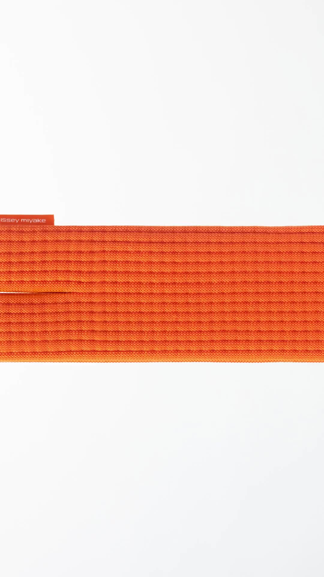 Носки для iPhone от Apple и Issey Miyake распроданы, появились дешевые аналоги на AliExpress