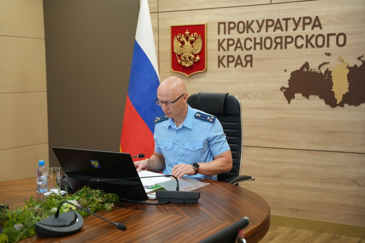 И.о прокурора края – первый заместитель прокурора края Артём Шибаков представил руководителям местных органов власти, правоохраны и суда Козульского района нового прокурора Приказом Генерального прокурора Российской Федерации от 27 июня 2025 г. на должность прокурора Козульского района назначен старший советник юстиции Носовец Алексей Владимирович. С учетом специфики территории и особо внимания к ней со стороны надзорного ведомства и.о. прокурора края обозначил круг приоритетных задач: мониторинг реализации национальных проектов контроль налоговой задолженности оценка качества капремонта многоквартирных домов организация надлежащего водоотведения недопущение образования задолженности по заработной плате выявление неформальной занятости и легализация трудовых отношений пресечение экологических правонарушений и преступлений повышение раскрываемости преступлений координация деятельности правоохранительных органов и муниципалитетов проверка законности отчуждения земельных участков охрана здоровья, в том числе льготное лекарственное обеспечение. Помимо напутственных слов Артем Шибаков высказал пожелание о конструктивной работе надзорного ведомства с территориальными правоохранительными, исполнительными и представительными органами, судом.