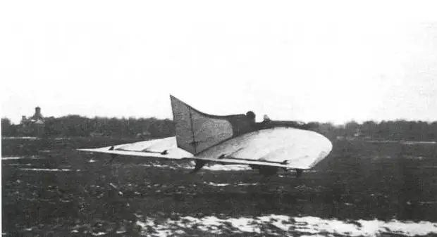 3 февраля 1926 года состоялся первый полёт летающего крыла БИЧ 3 Бориса Ивановича Черановского Вместо привычного крыла прямого или закругленного на концах на этой машине оно было спереди очерчено по кривой параболе Задняя кромка крыла прямая была занята рулями высоты и элеронами Вертикальное оперение служило обтекателем кабины лётчика почти утопленной в крыло толстого профиля площадью 20 кв м Конструкция этого очень лёгкого самолёта была деревянной с полотняной обшивкой Вес пустого самолёта всего 140 кг взлётный 230 кг Авиетка показала скорость около 100 км час её посадочная скорость не превышала 40 км час Так был создан первый летающий самолёт построенный по схеме летающего крыла