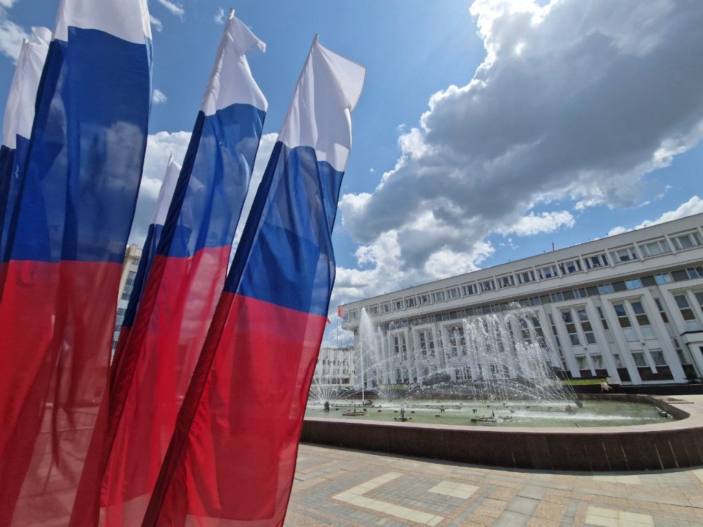 23 сентября в 11 00 состоится торжественная церемония вступления в должность избранного главы Тамбовской области Евгения Первышова Будет организована прямая трансляция мероприятия Церемония пройдет в прямом эфире на официальном сайте правительства региона в эфире телеканала Новый век транслируется на 21 кнопке в официальных аккаунтах правительства в социальных сетях ВКонтакте и Одноклассники Впервые в рамках трансляции будет осуществляться комментирование торжественной церемонии вступления в должность избранного главы Тамбовской области Досрочные выборы главы Тамбовской области прошли с 12 по 14 сентября Главой региона избран Евгений Первышов Единая Россия который набрал 311 028 73 84 голосов