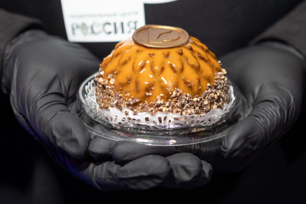 В Москве представили аутентичные рязанские блюда Губернатор Рязанской области Павел Малков принял участие в презентации VIII ресторанного фестиваля русской кухни Кухня Рязанского края Она состоялась в Москве в гастрономических рядах Национального центра Россия где проходят мероприятия тематической Недели Рязанской области Проект организован Ассоциацией кулинаров Рязанского края при поддержке правительства области и Агентства развития бизнеса в рамках проекта Рязань Новогодняя столица России Он дает возможность познакомить жителей и гостей столицы с традиционной кухней региона самобытными блюдами из разных муниципальных образований и локальными продуктами Как сообщается на сайте областного правительства в рамках презентации была представлена история создания фестиваля основные этапы развития гастрономии в регионе состоялись мастер классы и дегустация блюд приготовленных ведущими поварами области гастрономического бренда Рязани Калинника хрустящих корзинок с томленой уткой др