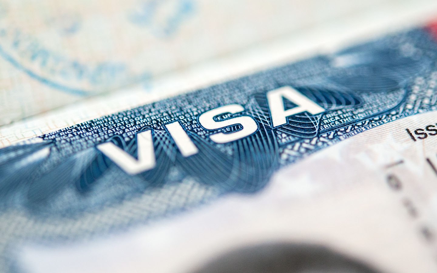 $15 000 за визу! США вводят залог для туристов из проблемных стран – AP   Госдепартамент готовится запустить 12-месячную пилотную программу, которая обяжет туристов и деловых путешественников из стран с высоким уровнем просрочки виз вносить залог в размере $5 000, $10 000 или $15 000 для получения виз B-1/B-2.   Точную сумму залога будут определять сотрудники консульств.   Программу планируют запустить в течение этого месяца.   Список стран, на которые распространяются новые правила, будет опубликован после вступления их в силу.   При своевременном выезде из США держатели виз смогут вернуть полную сумму залога.  #мигранты  Больше новостей США здесь. Подписывайся!