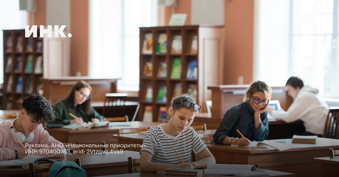 В России стартовал новый этап федерального проекта Производительность труда флагманского направления нацпроекта Эффективная и конкурентная экономика Теперь его участниками могут стать не только промышленные предприятия но и учреждения социальной сферы больницы школы библиотеки спортивные объекты В 2024 году в России уже завершился проект по повышению производительности труда он охватывал почти 7 тыс предприятий их производительность росла на 5 быстрее чем у компаний не участвовавших в проекте Они внедряли бережливые технологии приводили в порядок рабочее пространство стандартизировали операции сокращая затраты и увеличивая выпуск своей продукции   Рассказываем как бизнес и государственные организации повышают качество своих услуг с помощью инструментов бережливого производства и цифровизации