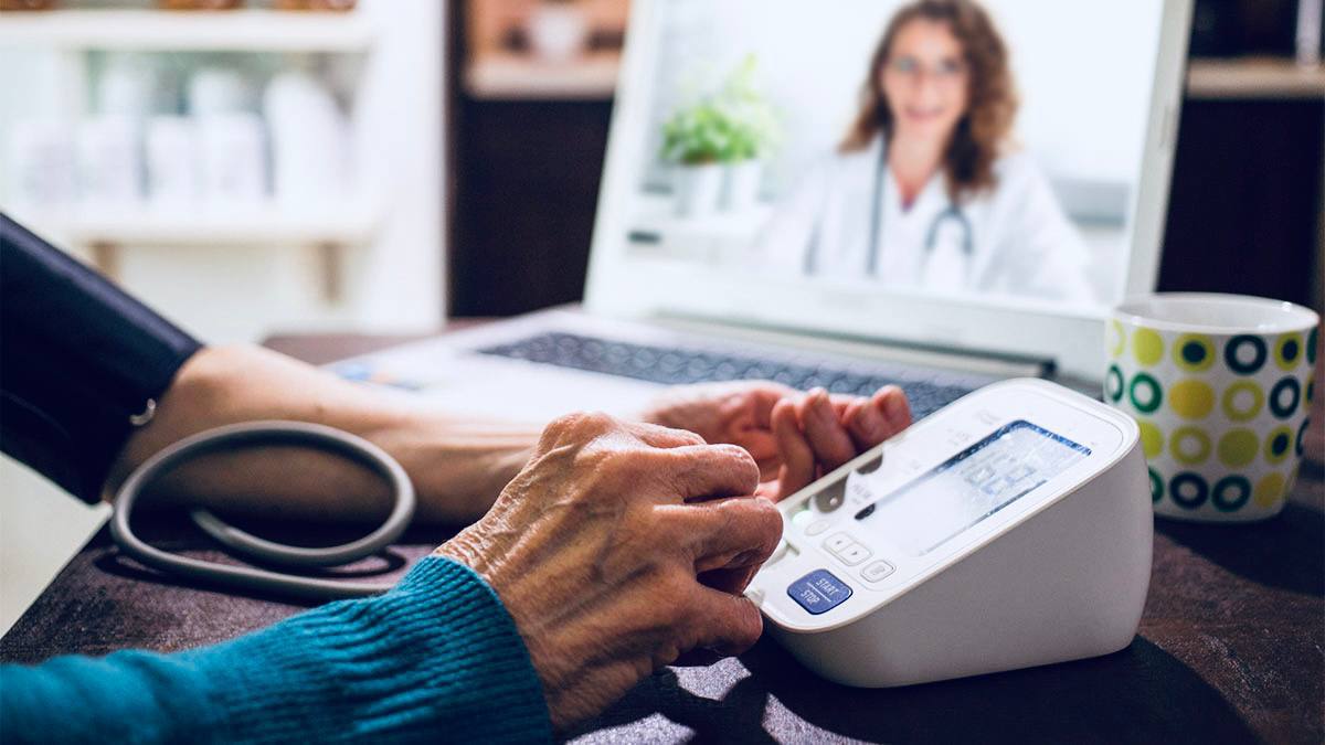 Новые стандарты для систем онлайн мониторинга здоровья граждан   Росстандарт утвердил новые ГОСТы входящие в комплект стандартов работы персональных медицинских помощников ПМП дистанционных медицинских устройств и сервисов для мониторинга состояния здоровья пациентов Утверждены 1  ГОСТ Р 72099 2 Системы киберфизические Персональные медицинские помощники Часть 2 Общие положения 2   ГОСТ Р 72099 3 Системы киберфизические Персональные медицинские помощники Часть 3 Архитектура Новые документы формируют единый нормативный подход к построению программно аппаратной архитектуры ПМП сбору и передаче медицинских данных взаимодействию цифровых платформ с медицинскими информационными системами регионов ГОСТы учитывают действующее законодательство в сфере защиты персональных данных и локализации информации дополняют уже действующий комплекс стандартов в области ПМП формируя целостную нормативную базу для внедрения и масштабирования решений дистанционного мониторинга здоровья граждан Направление персональных медицинских помощников это уникальный симбиоз лучших практик в области медицины и цифровых технологий которые позволяют совместно установить новое качество медицинского мониторинга своевременной диагностики и опережающего реагирования на основе получаемых данных Уверены что данная работа технического комитета по стандартизации совместно с научными центрами и бизнес игроками позволит в скором времени внедрить систему во всех регионах России руководитель Росстандарта Антон Шалаев Принятие стандартов создаёт прозрачные и понятные правила для рынка обеспечивает совместимость медицинских устройств снижает барьеры для отечественных разработчиков электроники Разработка стандартов велась в рамках ТК 194 Кибер физические системы при участии АНО Платформа НТИ Самарского государственного медицинского университета и отраслевых организаций Подписаться на канал Росстандарта в Max