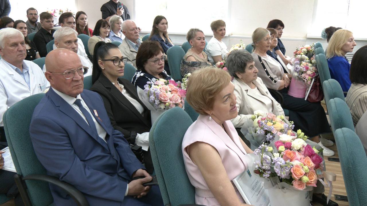 Медработников ЕАО чествовали накануне профессионального праздника Большой группе работников сферы здравоохранения автономии вручены региональные и ведомственные награды в канун Дня медработника. С праздником участников торжественного собрания поздравила врио губернатора ЕАО Мария Костюк: - Вы те, кто считает медицину не только смыслом своей жизни, но и смыслом жизни других. Вы те, кто считает это не только своей профессией, но и служением во имя жизни. Жизни, которая благодаря вам начинается и продолжается. Сегодня в области применяется целый ряд мер для привлечения и закрепления специалистов. Развернута большая работа по обновлению материальной базы учреждений здравоохранения. Особое внимание - первичному звену. Главное, чтобы каждый житель области был уверен, что может получить качественную и своевременную медицинскую помощь рядом с домом, - подчеркнула Мария Костюк Подпишись