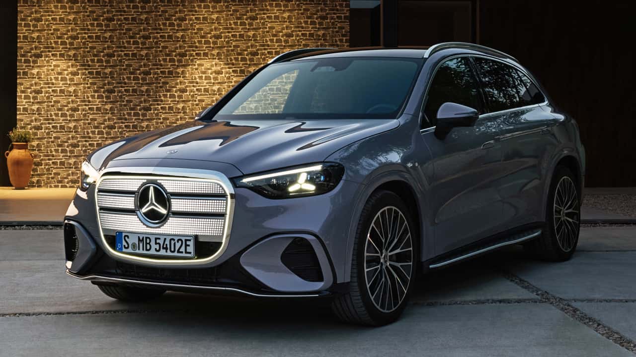 Новый Mercedes Benz GLC EV электрический прорыв с ИИ Mercedes Benz анонсировал новый электромобиль GLC EV 2026 года с технологией EQ Этот автомобиль обещает стать ключевой моделью в линейке EV бренда GLC EV предложит два варианта силовых установок базовая модель GLC 300 W EQ Technology с задним приводом и мощностью 369 л с а версия GLC 400 4Matic с полным приводом и 483 л с Заявленный запас хода превышает 400 миль Внутри автомобиля установлен огромный экран Hyperscreen диагональю 39 1 дюйма Также представлены новейшие системы помощи водителю и обновляемое ПО через воздух Продажи GLC 400 4Matic начнутся в конце 2026 года а GLC 300 в начале 2027 года