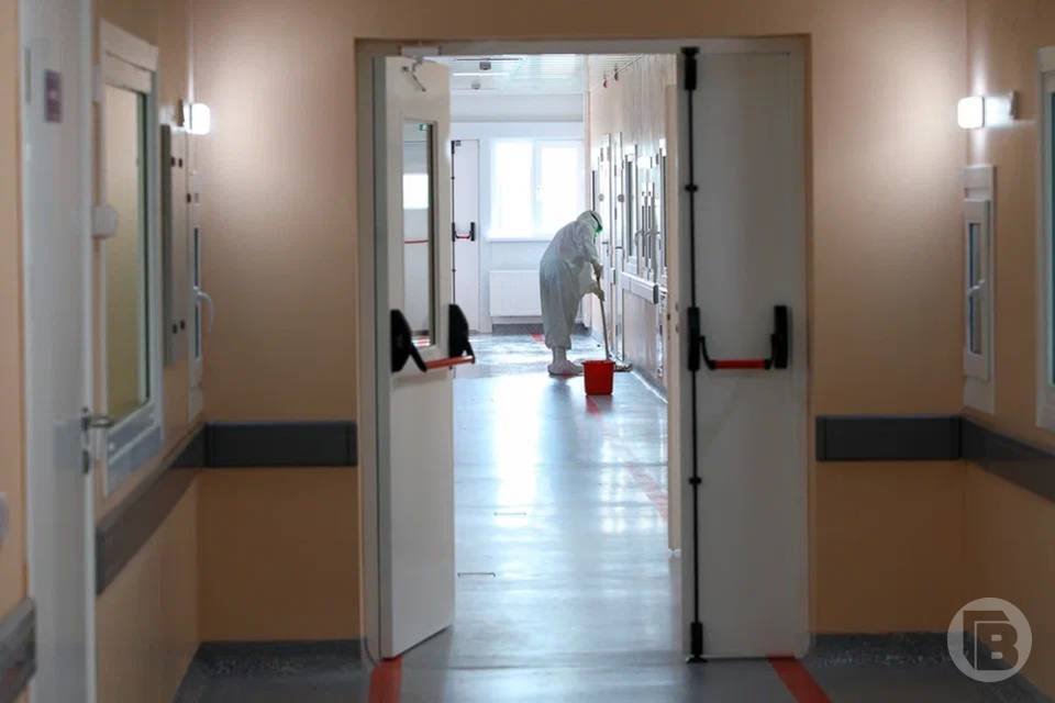 Пять человек заболели в Волгоградском регионе опасным бруцеллезом.  Двое из заболевших - дети.  С начала 2025 года у пяти человек в Волгоградском регионе врачи обнаружили бруцеллез. Об этом "Городские вести" сообщают со ссылкой на Роспотребнадзор.  Среди заболевших – двое детей, уточнили информацию санврачи.  Бруцеллез – зоонозная инфекция, передающаяся от больных животных человеку, которая характеризуется множественным поражением органов и систем организма человека. Без лечения может стать причиной инвалидности. Поэтому очень важно своевременно подобрать и пройти лечение.  В основном заражение бруцеллезом происходит во время непосредственного контакта с инфицированным животным, предметами ухода, подстилками, остатками корма. Опасность представляют овцы, козы, свиньи, КРС. Т  Заразиться можно и через инфицированное молоко, мясо, сыр, сметану, а также при вдыхании пыли, содержащей сухие фекалии и мочу зараженных животных.
