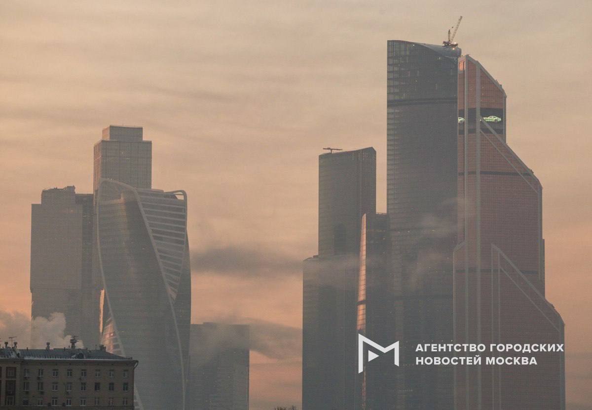 Туман накроет Москву в ближайший час предупреждает МЧС Видимость снизится до 100 500 метров возможна изморозь Такая погода сохранится до 13 00 сегодняшнего дня Водителей просят быть внимательными за рулем соблюдать дистанцию и скоростной режим не совершать резких маневров Фото АГН Москва