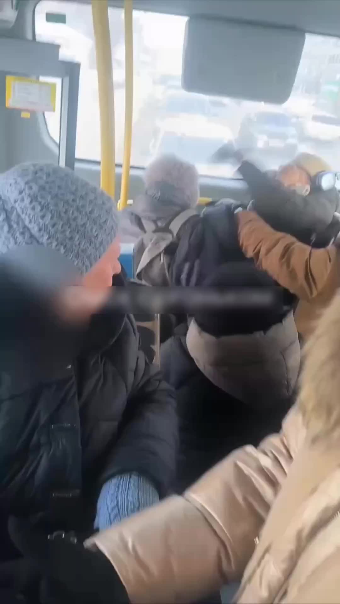 Конфликты в общественном транспорте: драки из-за мест в Омске и Барнауле