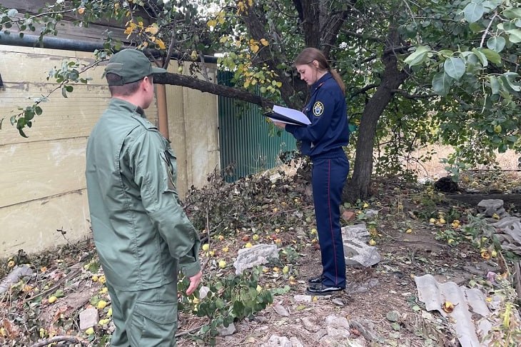 В Красноармейском районе в переулке Подгорном работает следственно-оперативная группа СУ СК России по Волгоградской области. Вблизи дома №5 сегодня, 9 октября, обнаружили труп мужчины со следами насильственной смерти.   – Тело мужчины с телесными повреждениями в области головы и лица, свидетельствующими о криминальном характере смерти, обнаружено между дач, – сообщила официальный представитель СУ СКР по Волгоградской области Наталия Рудник. – По данному факту районным следственным отделом возбуждено уголовное дело по ч.1 ст.105 УК РФ – убийство.  Для оказания практической помощи в раскрытии этого особо тяжкого преступления на место происшествия выехали следователи-криминалисты областного управления СКР.  Личность убитого пока не установлена.  Фото: