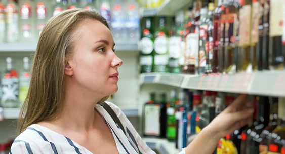Более 60% россиян поддерживают запрет на размещение алкомаркетов в жилых домах, сообщает ВЦИОМ по результатам опроса 1600 человек. При этом 32% респондентов заявили, что рядом с их домом нет алкомаркетов, а 64% отметили наличие хотя бы одного — 26% живут рядом с двумя-тремя, 18% — с одним, 12% — с четырьмя-пятью и 8% — с шестью и более. 27% опрошенных связывают присутствие алкомаркетов с повышенным уровнем шума, особенно по вечерам, 24% жалуются на снижение безопасности и агрессивное поведение, а 21% — на грязь и мусор. Однако 30% считают, что магазины не оказывают негативного влияния. Наибольшая негативная реакция зафиксирована в новых районах Москвы с активной застройкой комфорт-класса.