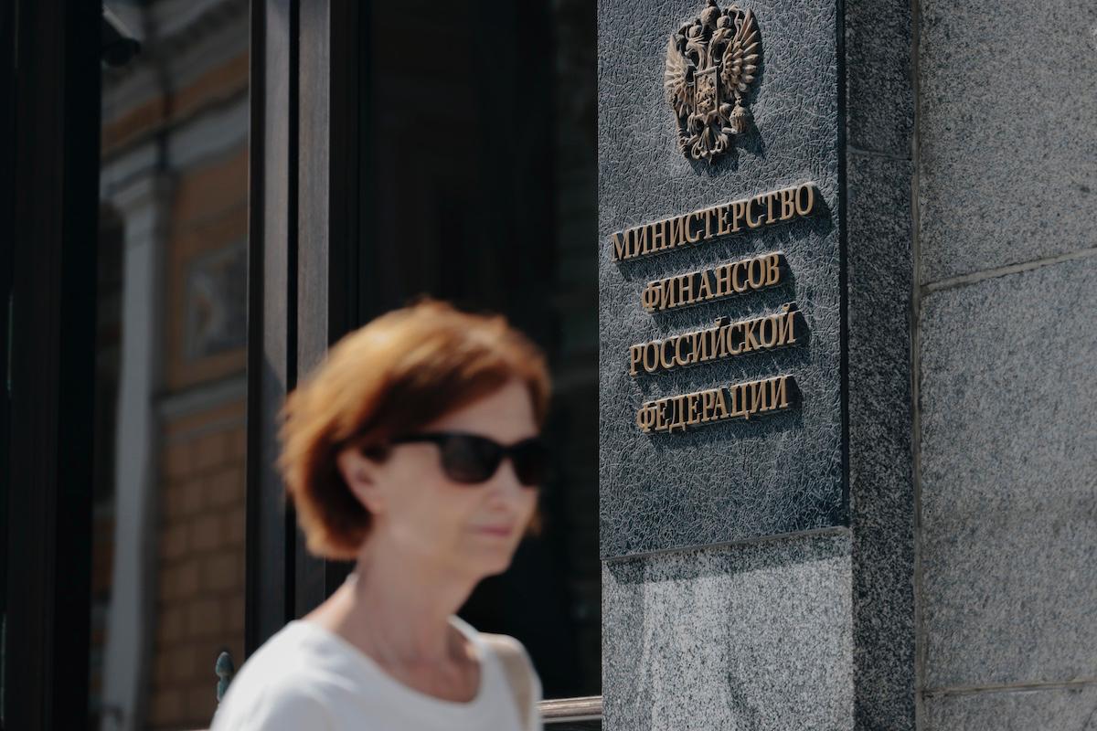 Минфин устранил ситуацию с повышенным НДФЛ при продаже акций X5 и Русагро Инвесторы купившие бумаги X5 и Русагро до их принудительного переезда в Россию столкнулись с двумя неприятными сюрпризами повышенный НДФЛ при продаже так как в расходы засчитывалась лишь малая часть реальной стоимости покупки потеря льготы долгосрочного владения ЛДВ так как срок владения иностранными расписками обнулялся после конвертации в акции российской ЭЗО 28 ноября 2025 года внесены поправки в Налоговый кодекс которые исправили оба налоговых казуса оценка доли бизнеса для расчета налоговой стоимости акций может проводиться по рыночной стоимости на момент редомициляции а не по балансу на конец 2021 года срок владения для получения ЛДВ сохраняется период владения иностранными бумагами будет засчитан   РБК Инвестиции получили важные пояснения от Минфина о том применяются ли новые правила к уже прошедшим редомициляцию компаниям а не только к будущим Да у компаний есть до 3 лет с даты судебного решения чтобы провести новую оценку 28 ноября 2025 года были внесены поправки в НК РФ которые предусматривают возможность экономически значимым организациям ЭЗО провести определение стоимости долей участия ЭЗО на основании рыночной оценки активов иностранной холдинговой компании ИХК При условии принятия соответствующего решения и не позднее трех лет с даты решения суда Нормами Налогового кодекса не установлено что данное положение применяется исключительно в отношении судебных решений вынесенных после 1 января 2025 года сообщили в ведомстве Что теперь делать инвесторам по мнению налоговых консультантов и брокеров как ситуацию оценили в АРИ и АВО ассоциациях которые боролись за справедливое налогообложение   www rbc ru quote news 6931a92b9a79471ff18001a2 Подписаться на Сам ты инвестор