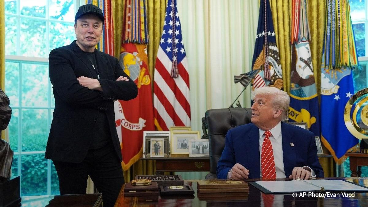 Маск заявил, что без него Трамп не выиграл бы президентские выборы. "Такая неблагодарность", - добавил Маск. Ранее Трамп заявил, что выиграл бы и без Маска.