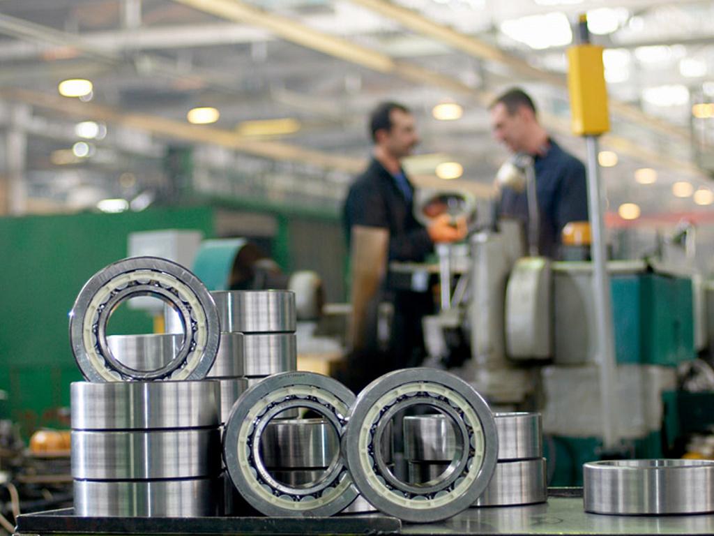 В России полностью локализовали производство подшипников В стране завершили полное освоение выпуска подшипников для разных отраслей промышленности В том числе локализована технология производства буксовых кассетных подшипников для грузовых вагонов повышенной грузоподъемности которые раньше зависели от импортных комплектующих Один из крупнейших производителей отрасли завершает строительство нового корпуса площадью более 12 000 квадратных метров После ввода объекта мощности вырастут в 2 раза а в 2026 году на рынок планируют вывести десятки новых типов продукции