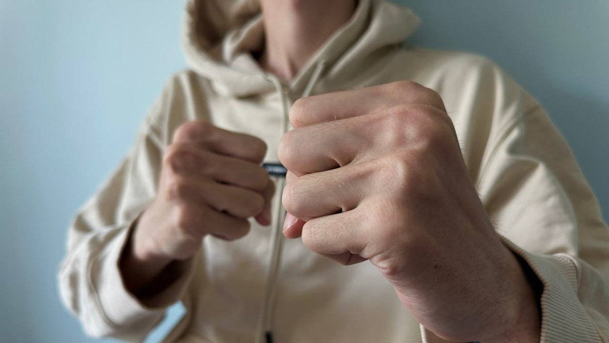 В Самарской области мужчина случайно убивший знакомую получил условный срок Комсомольским районным судом г Тольятти рассмотрено уголовное дело по обвинению жителя города Н в совершении преступления предусмотренного частью 1 статьи 109 Уголовного кодекса РФ причинение смерти по неосторожности Суд установил следующее гражданин Н вместе с женщиной М употреблял алкогольные напитки в квартире на улице Мурысева в Тольятти Между ними вспыхнул конфликт в ходе которого Н нанёс М удар рукой в голову Потерпевшая потеряла равновесие и упала получив травму головы о твёрдый пол с покрытием из линолеума Обвиняемый проявил пренебрежительное отношение к последствиям своих действий и не принял мер несмотря на очевидную тяжесть состояния потерпевшей Она была госпитализирована в больницу где впоследствии умерла Медицинская экспертиза подтвердила что причиной смерти послужил закрытый перелом костей основания черепа с последующим повреждением головного мозга На суде обвиняемый полностью признал вину и подтвердил что своими действиями вызвал наступление тяжёлых последствий для потерпевшей Приговором суда Н осуждён по статье 109 часть 1 УК РФ и назначен условный срок наказания в виде ограничения свободы продолжительностью девять месяцев с рядом сопутствующих ограничений Вынесенный приговор пока не приобрёл юридической силы ГТРК Самара MAX lВК lОК lСАЙТ