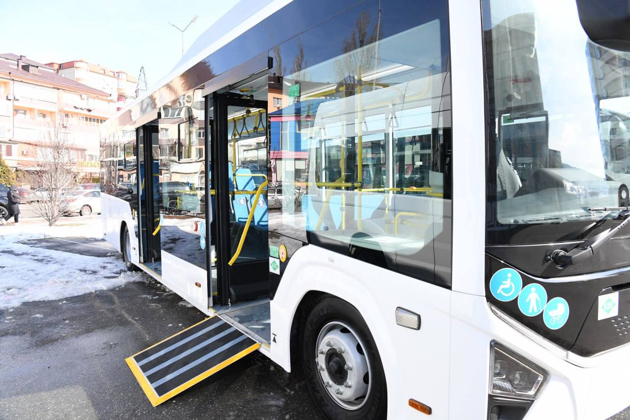 В Махачкале с запуском новых автобусов возникла необходимость поднять стоимость проезда Именно так пояснили в столичной администрации. Как оказалось, в планах властей с 2026 года запустить на 7 маршрутов еще 84 новых автобуса. Основным условием участия в данных проектах является введение регулируемых тарифов, т. е. тарифов, устанавливаемых администрацией. На этих маршрутах социально ориентированные тарифы, которые значительно ниже экономически обоснованных. Разница между этими тарифами перевозчикам возмещается из городского бюджета. Только в текущем году на эти цели в бюджете заложено около 370 млн руб. и свыше 670 млн руб. запланировано на 2026 г. В связи с этим, уже с августа 2025 года на многих автобусах стоимость проезда поднялась, в среднем, на 5-10 рублей. Канал - Экономика Дагестана