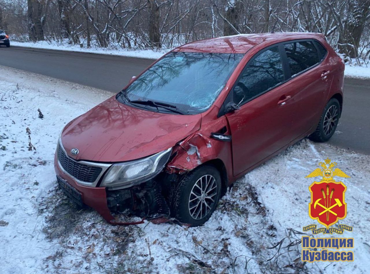 В Кемерове возбуждено уголовное дело по факту ДТП в котором погибла 9 летняя девочка Как сообщалось ранее дорожно транспортное происшествие произошло 7 ноября текущего года около 16 30 на улице 1 я Линия в областном центре Здесь 32 летний водитель автомобиля Киа Рио совершил наезд на 9 летнюю девочку которая перебегала проезжую часть вне пешеходного перехода В результате несовершеннолетняя получила травмы и скончалась в машине скорой помощи В рамках доследственной проверки были изучены записи камеры наружного видеонаблюдения и видеорегистратора проведена комплексная видеотехническая и автотехническая экспертиза назначена судебно медицинская экспертиза В результате следователями полиции получены достаточные основания для возбуждения уголовного дела по признакам преступления предусмотренного ч 3 ст 264 УК РФ Нарушение правил дорожного движения и эксплуатации транспортных средств В настоящее время 32 летний водитель автомобиля Кио Рио допрошен в качестве подозреваемого Ему избрана мера пресечения в виде подписки о невыезде Следственные действия по уголовному делу продолжаются В соответствии с санкциями статьи максимальное наказание составляет 5 лет лишения свободы Полиция Кузбасса в MAX