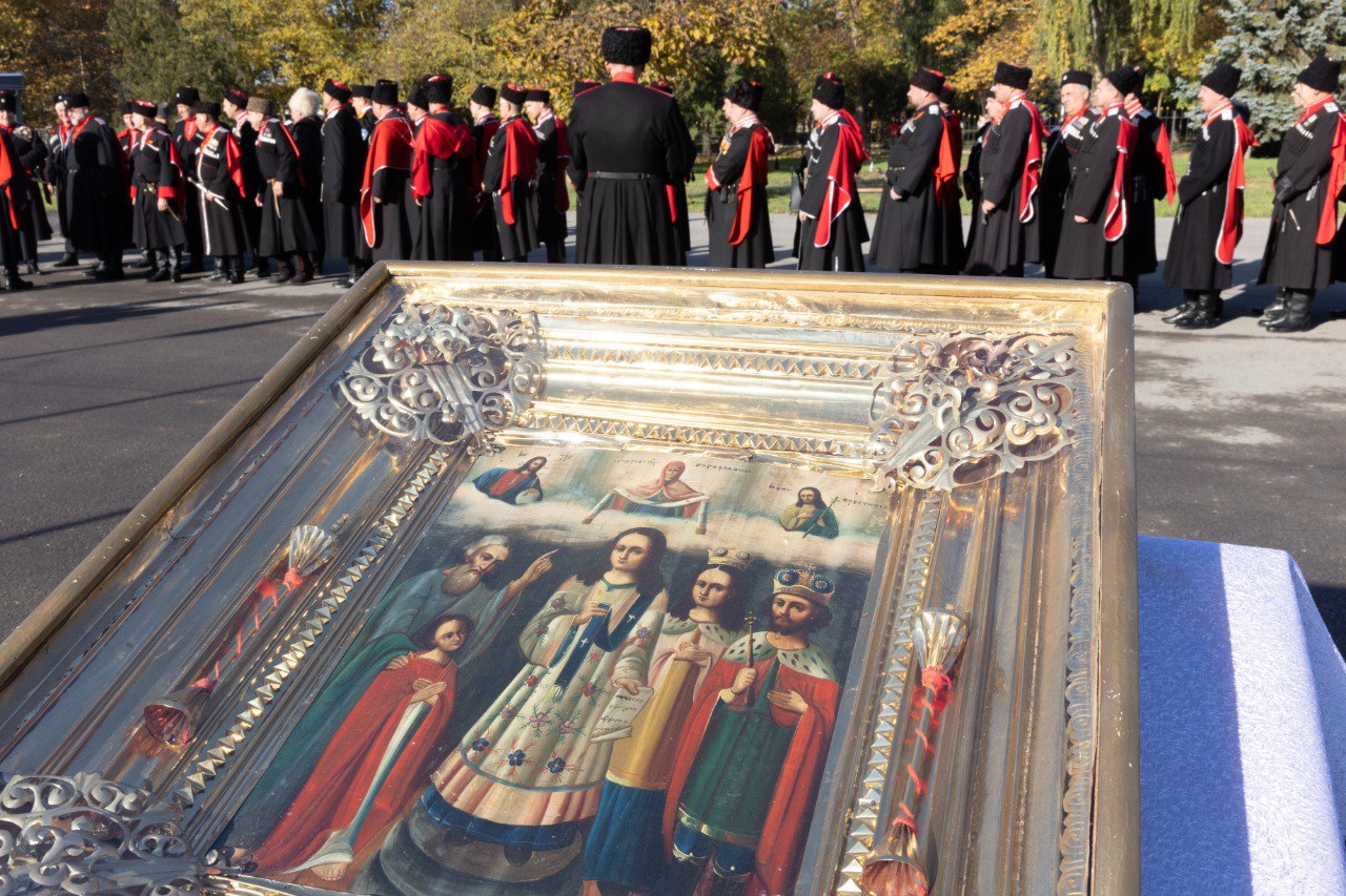 В Керчи при храме апостола Андрея Первозванного освятили новую часовню В церемонии освящения часовни приняли участие Губернатор Кубани Вениамин Кондратьев глава республики Крым Сергей Аксенов депутат Госдумы Николай Долуда депутат ЗСК Николай Морарь который принимал участие в строительстве часовни казаки и крымчане Часовню во имя Покрова Пресвятой Богородицы возвели по инициативе Кубанского казачьего войска на территории храма апостола Андрея Первозванного в память об участии казаков в событиях Крымской весны В 2014 году они одними из первых пришли на помощь крымчанам в ночь на 27 февраля высадились на полуостров и жили на территории храма охраняя жителей и стратегические объекты до самого референдума Часовню высотой с учетом креста в 16 метров воздвигли в честь воссоединения Республики Крым и города героя Севастополя с Российской Федерацией и участия в этом историческом событии казаков Кубанского казачьего войска Мы в Мах