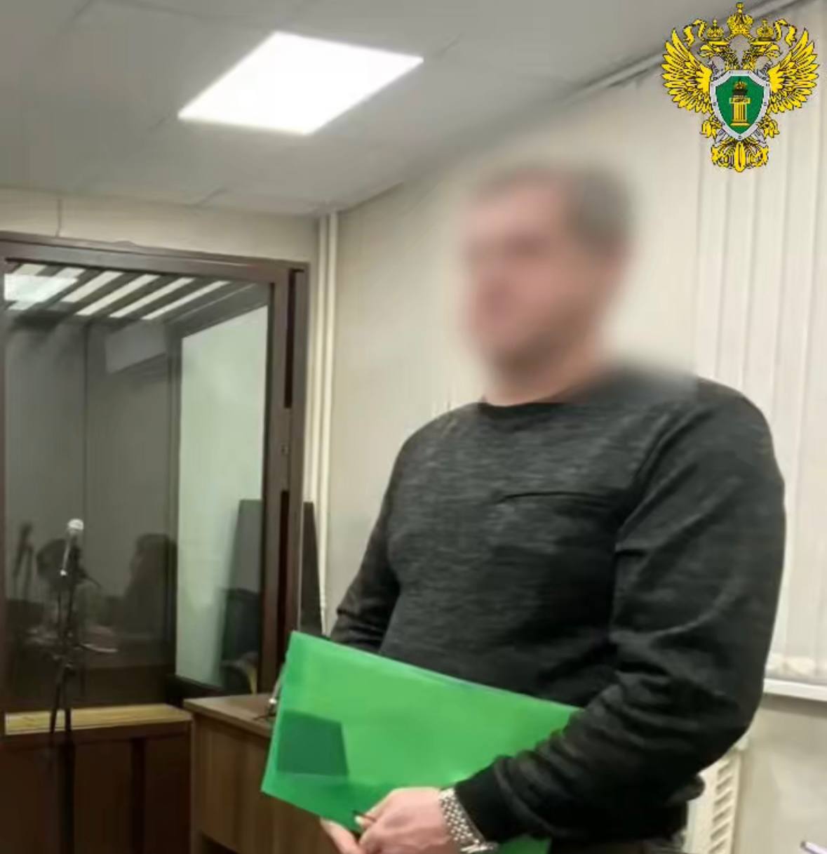 В Архангельске вынесен приговор по уголовному делу о незаконном приобретении и использовании поддельного документа Соломбальский районный суд г Архангельска согласился с позицией государственного обвинения и признал ранее не судимого 50 летнего жителя областного центра виновным по ч 3 ст 327 УК РФ незаконное приобретение хранение в целях использования и использование заведомого поддельного иного официального документа предоставляющего права Установлено что осужденный еще в 2001 году был отчислен из музыкального училища и диплом о среднем профессиональном образовании не получал С целью трудоустройства в духовой оркестр УФСИН России по Архангельской области в 2025 году он через сеть Интернет приобрел поддельный диплом о наличии среднего профессионального музыкального образования В ходе проверки документов сотрудниками отдела кадров УФСИН России по Архангельской области было установлено что виновный музыкальное училище не заканчивал и диплом в указанном учебном заведении не получал Подсудимый вину в судебном заседании признал в полном объеме Приговором суда ему назначено наказание в виде ограничения свободы на срок 4 месяца