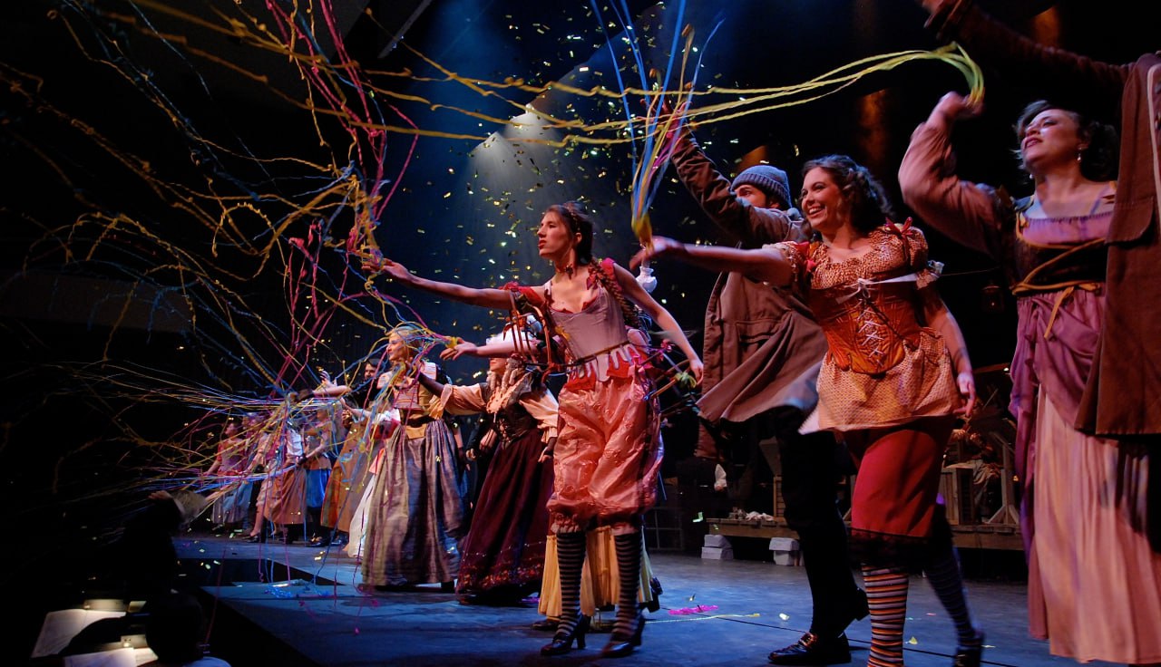 Культурное возрождение россияне вернулись в зрительные залы и музеи Продажи билетов на культурные мероприятия в России выросли на 21 по сравнению с прошлым годом достигнув допандемийных показателей Аналитики компаний Атол и МТС Live связывают это с возвращением интереса к живому общению и впечатлениям Рейтинг роста по категориям спектакли 37 самый значительный прирост интереса музеи 30 концерты и шоу по 26 мюзиклы 23 кинотеатры 16 театры и цирк по 14 Единственное исключение выставки Спрос немного снизился на фоне общего роста 12