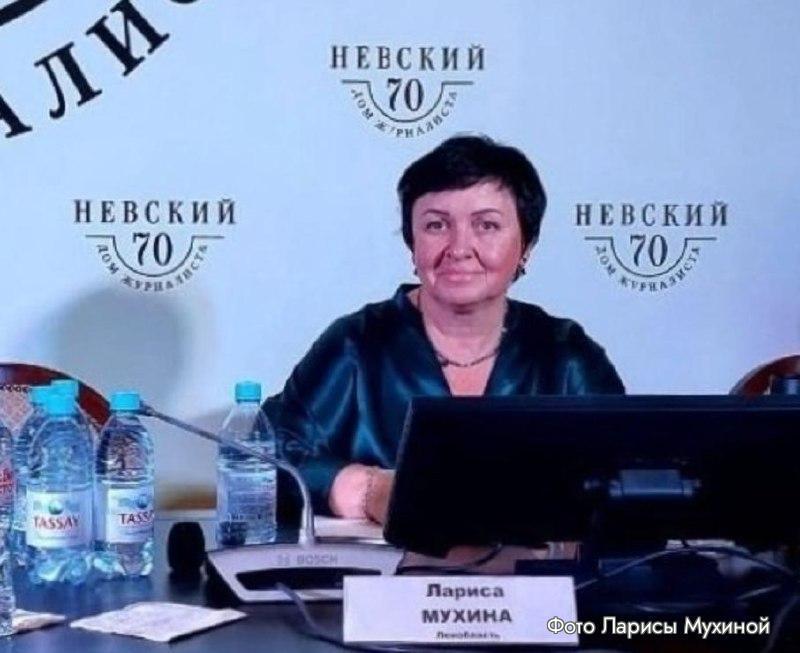 В Ленобласти на экоактивистку и депутатку полиция составила два протокола за встречу со сторонниками На муниципальную депутатку из Колтушей и активистку движения против строительства мусорного полигона в Дубровке Ларису Мухину составили два административных протокола за организацию митинга и распространение агитационных материалов Вниманеи на это обратила Бумага ссылаясь на депутата Заксобрания Ленобласти и однопартийца Мухиной Ивана Апостолевского По его словам речь идет о встрече которая прошла 13 июля с волонтерами участвующими в субботниках в карьере Дубровка Активисты выступают против планов строительства на его месте полигона твердых бытовых отходов Апостолевский уточнил что встреча была согласована с комитетом по природным ресурсам и проходила в рамках нацпроекта Экологическое благополучие За распространение агитационных материалов Ларису Мухину преследуют уже в третий раз Ранее в июле депутатку вызывали в ОМВД по Кингисеппскому району и пытались вменить аналогичное нарушение после встречи с однопартийцами в штабе КПРФ Мухина координатор инициативы Нет КПО Дубровка и председатель Экологического союза Ленобласти объединяющего более десяти анти мусорных движений региона Благодаря усилиям активистов в 2023 году карьер Дубровка внесли в госводреестр что делает размещение там полигона незаконным Ленинградскаяобласть