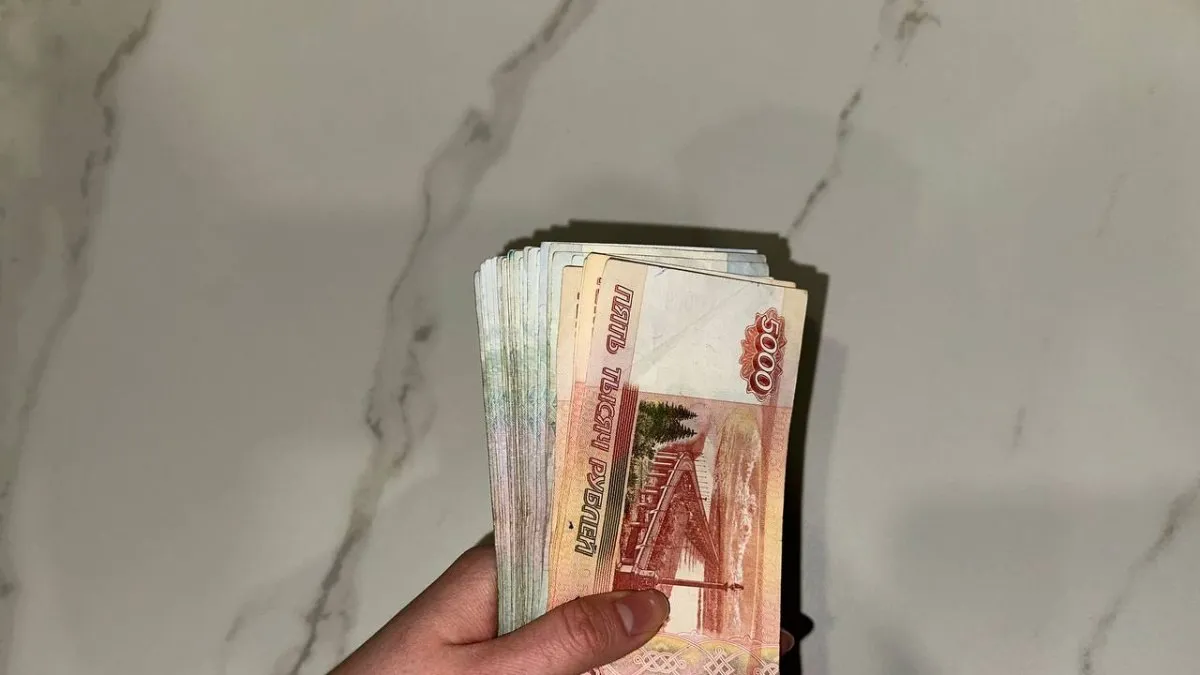 Самарцам хотят поднять базовые оклады до уровня МРОТ В России предложили изменить трудовое законодательство чтобы базовый оклад сотрудников не мог быть ниже минимального размера оплаты труда Такой законопроект депутаты Государственной думы направили в правительство для получения отзыва Сейчас в Трудовом кодексе указано что общая зарплата за месяц не должна быть ниже МРОТ если человек полностью отработал норму Однако в эту сумму могут входить премии и различные надбавки Авторы инициативы считают что этим пользуются некоторые работодатели Они устанавливают низкий оклад а до уровня МРОТ доводят зарплату за счет бонусов и компенсаций При этом такие выплаты не являются обязательными и могут быть отменены в любой момент В результате сотрудники оказываются зависимыми от решений работодателя и рискуют получать меньше МРОТ Чтобы решить эту проблему предлагается закрепить правило сам базовый оклад должен быть не ниже минимальной зарплаты Речь идет о работниках которые полностью выполняют свои обязанности и отрабатывают положенное время  Если закон примут он может вступить в силу с 1 января 2027 года пишет RG RU ГТРК Самара MAX lВК lОК lСАЙТ